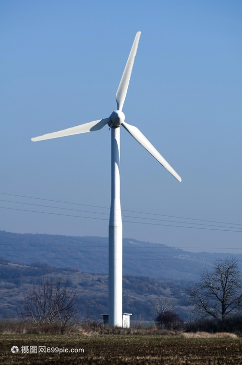 藍色天空上的風力發電機